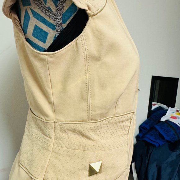 Marciano Blazer Women 10 Tan Deep V Zip Front Gold Studs Cap Sleeves Peplum Back - Picture 5 of 12